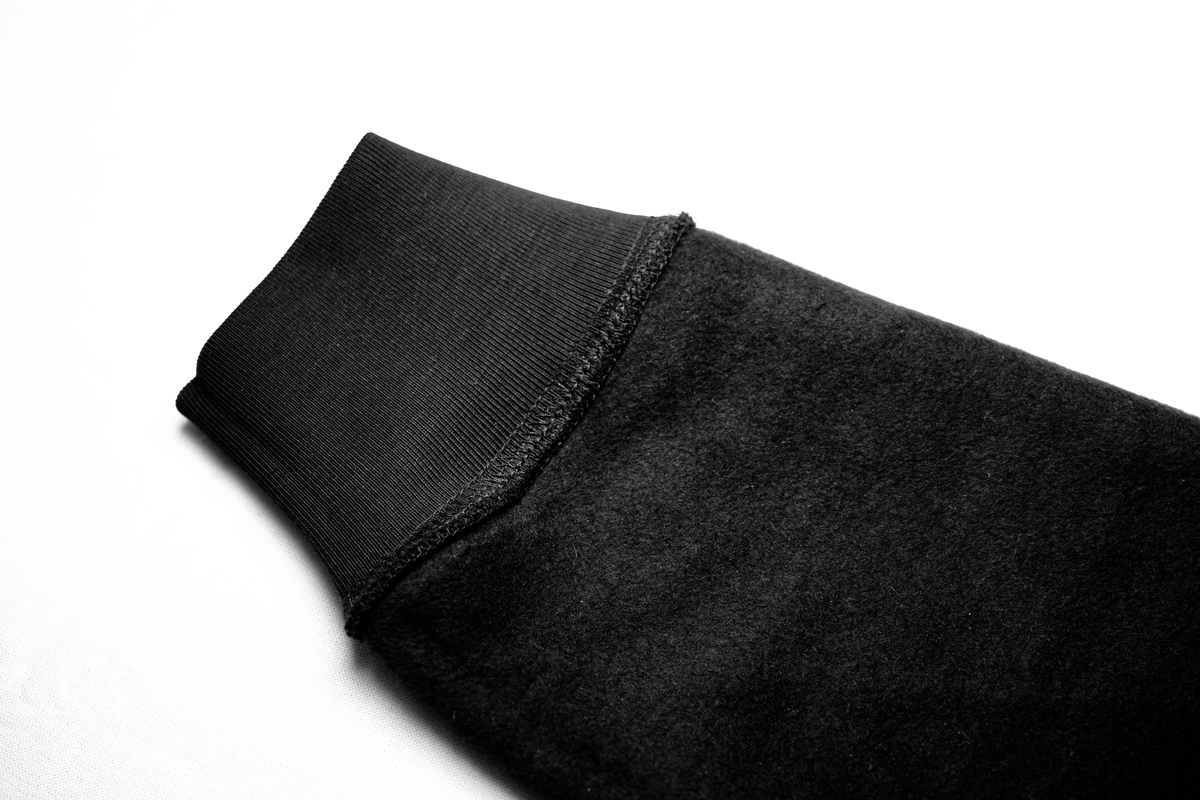 Metal Logo Sweatshirt in Black, Detail Ärmelbündchen