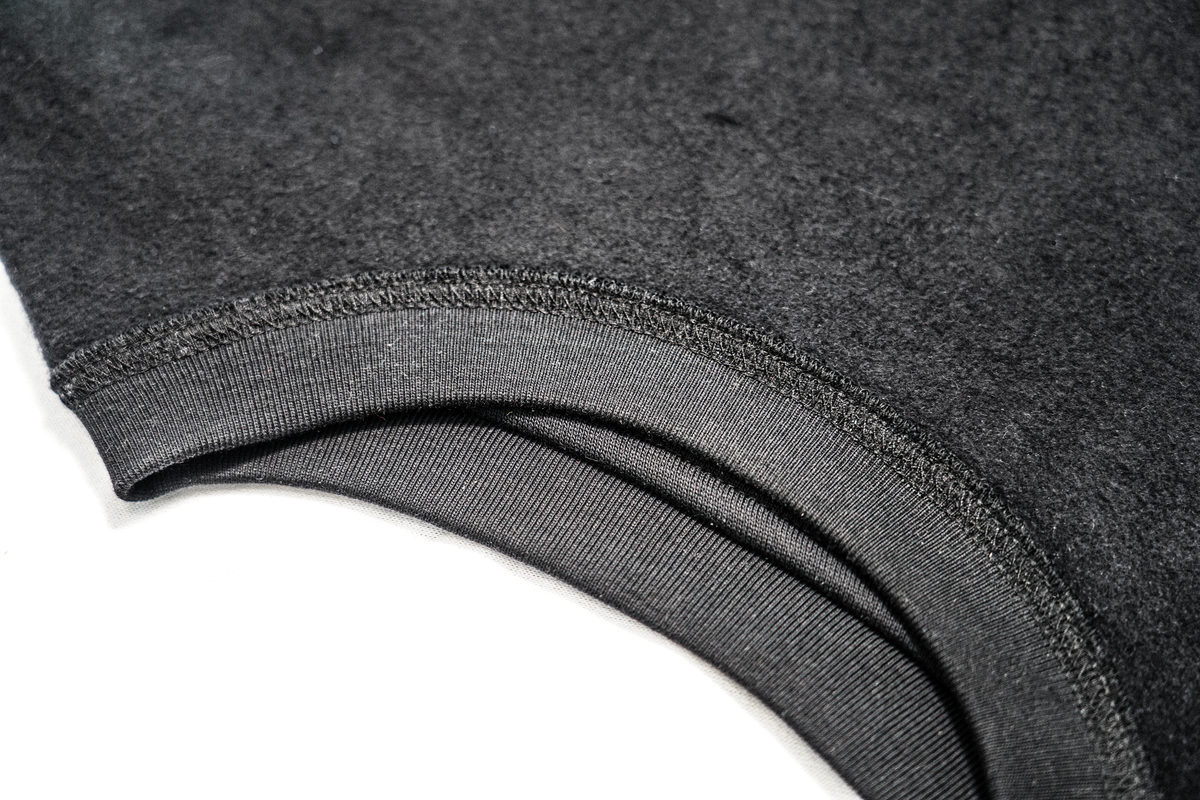 Metal Logo Sweatshirt in Black, Detail Saum